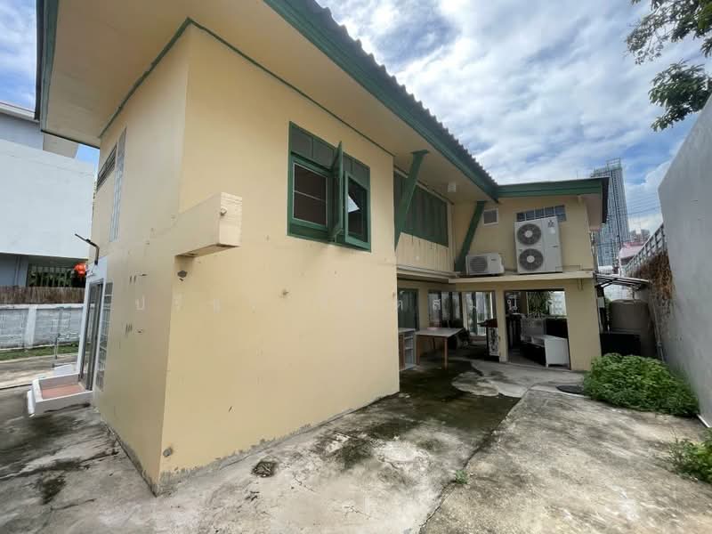 Wood house 2 bedroom plus separate maid house and garden around BTS Saphan Khwai, Bangkok, ประดิพัทธ์, Samsen Nai, Phaya Thai, Bangkok, 2 Bedrooms, 200 sqm, Single Detached House For Rent, by ปรีชา จิตต์สมนึก, 500466271 - DDproperty.com