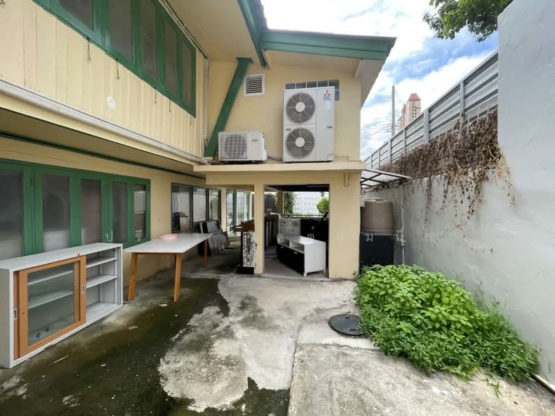 Wood house 2 bedroom plus separate maid house and garden around BTS Saphan Khwai, Bangkok, ประดิพัทธ์, Samsen Nai, Phaya Thai, Bangkok, 2 Bedrooms, 200 sqm, Single Detached House For Rent, by ปรีชา จิตต์สมนึก, 500466271 - DDproperty.com