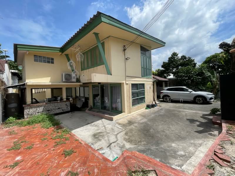 Wood house 2 bedroom plus separate maid house and garden around BTS Saphan Khwai, Bangkok, ประดิพัทธ์, Samsen Nai, Phaya Thai, Bangkok, 2 Bedrooms, 200 sqm, Single Detached House For Rent, by ปรีชา จิตต์สมนึก, 500466271 - DDproperty.com