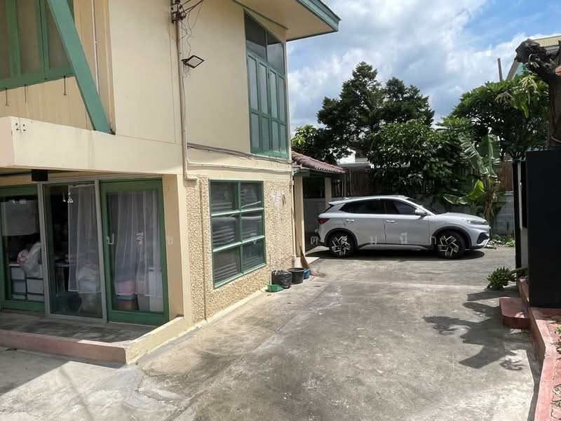 Wood house 2 bedroom plus separate maid house and garden around BTS Saphan Khwai, Bangkok, ประดิพัทธ์, Samsen Nai, Phaya Thai, Bangkok, 2 Bedrooms, 200 sqm, Single Detached House For Rent, by ปรีชา จิตต์สมนึก, 500466271 - DDproperty.com