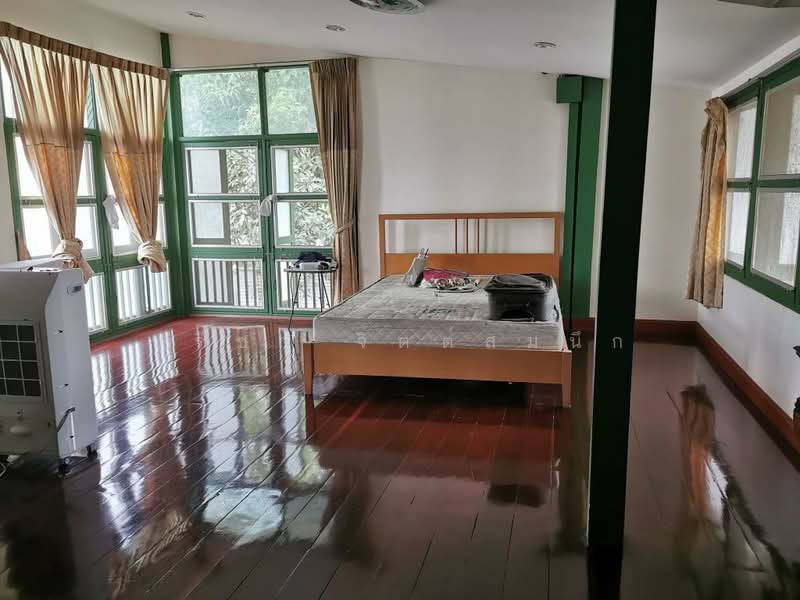 Wood house 2 bedroom plus separate maid house and garden around BTS Saphan Khwai, Bangkok, ประดิพัทธ์, Samsen Nai, Phaya Thai, Bangkok, 2 Bedrooms, 200 sqm, Single Detached House For Rent, by ปรีชา จิตต์สมนึก, 500466271 - DDproperty.com