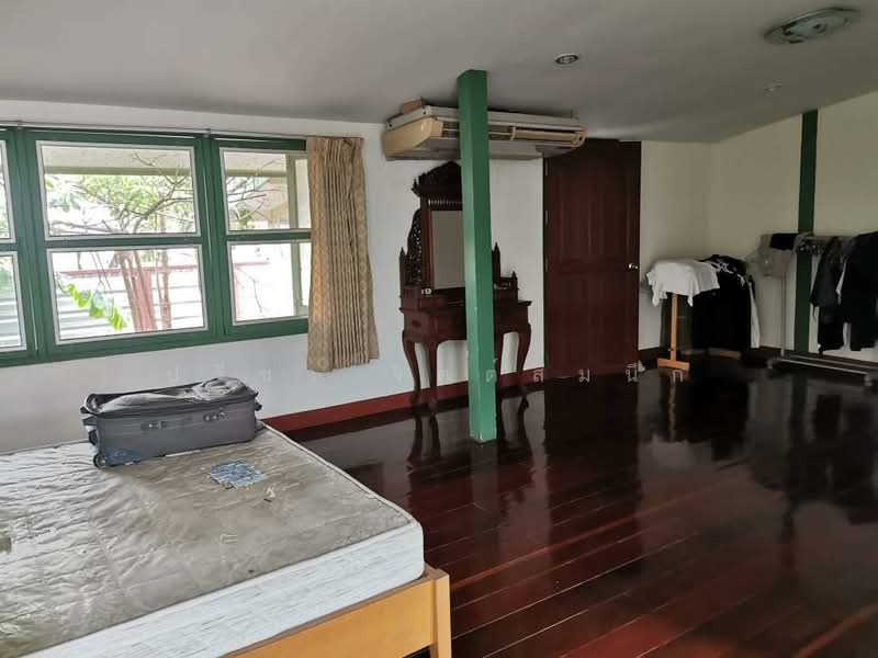 Wood house 2 bedroom plus separate maid house and garden around BTS Saphan Khwai, Bangkok, ประดิพัทธ์, Samsen Nai, Phaya Thai, Bangkok, 2 Bedrooms, 200 sqm, Single Detached House For Rent, by ปรีชา จิตต์สมนึก, 500466271 - DDproperty.com