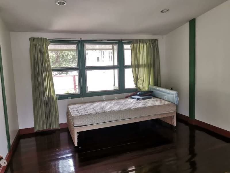 Wood house 2 bedroom plus separate maid house and garden around BTS Saphan Khwai, Bangkok, ประดิพัทธ์, Samsen Nai, Phaya Thai, Bangkok, 2 Bedrooms, 200 sqm, Single Detached House For Rent, by ปรีชา จิตต์สมนึก, 500466271 - DDproperty.com