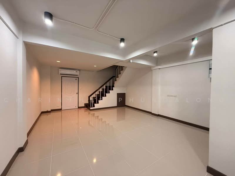 ให้เช่า ทาวน์โฮม 3 ชั้น รีโนเวทใหม่ 4 ห้องนอน at สุทธิสาร-อินทามระ, กรุงเทพ, สามเสนใน, พญาไท, กรุงเทพ, 190 ตร.ม., ทาวน์เฮ้าส์ ให้เช่า, โดย Charinthip Phungalong, 500466415 - DDproperty.com