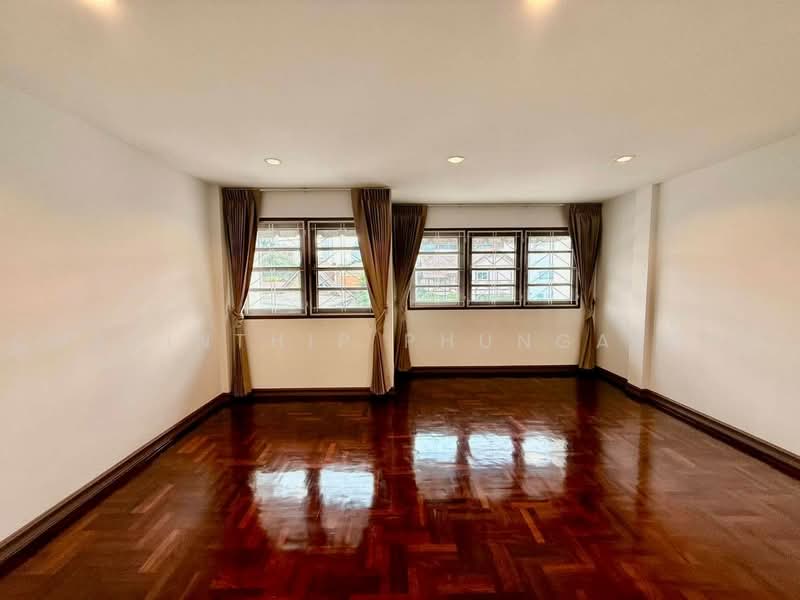 For rent Newly renovated 3-story townhome with 4 bedrooms at Sutthisan-Inthamara, Bangkok, Samsen Nai, Phaya Thai, Bangkok, 4 Bedrooms, 190 sqm, Townhouse For Rent, by Charinthip Phungalong, 500466415 - DDproperty.com