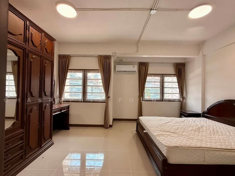 ให้เช่า ทาวน์โฮม 3 ชั้น รีโนเวทใหม่ 4 ห้องนอน at สุทธิสาร-อินทามระ, กรุงเทพ, สามเสนใน, พญาไท, กรุงเทพ, 190 ตร.ม., ทาวน์เฮ้าส์ ให้เช่า, โดย Charinthip Phungalong, 500466415 - DDproperty.com