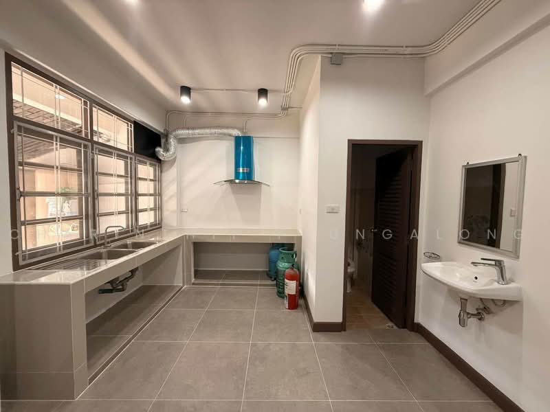 For rent Newly renovated 3-story townhome with 4 bedrooms at Sutthisan-Inthamara, Bangkok, Samsen Nai, Phaya Thai, Bangkok, 4 Bedrooms, 190 sqm, Townhouse For Rent, by Charinthip Phungalong, 500466415 - DDproperty.com