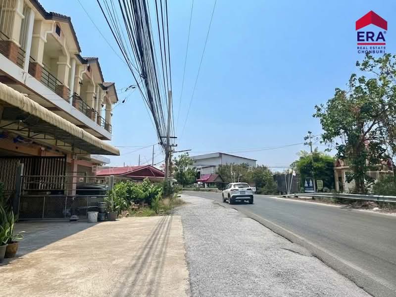 ขายด่วน! ปรับราคาพิเศษ ตึกติดถนนหน้าหมู่บ้านแสนมณี เพียง 1.79 ล้านบาท, Chon Buri (Pattaya), Nha Pradu, Phan Thong, Chon Buri (Pattaya), 2 Bedrooms, 205 sqm, Townhouse For Sale, by ERA Thailand, 500466563 - DDproperty.com