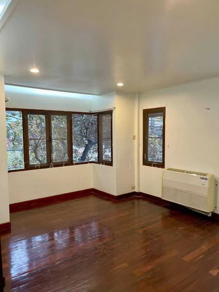 หรือ ขายพร้อมผู้เช่า พร้อมสวนส่วนตัวขนาดใหญ่, Bangkok, Lumphini, Pathum Wan, Bangkok, 2 Bedrooms, 220 sqm, Single Detached House For Sale, by ERA Holding (Thailand) Co., Ltd., 500466582 - DDproperty.com
