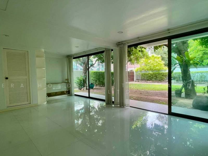 หรือ ขายพร้อมผู้เช่า พร้อมสวนส่วนตัวขนาดใหญ่, Bangkok, Lumphini, Pathum Wan, Bangkok, 2 Bedrooms, 220 sqm, Single Detached House For Sale, by ERA Holding (Thailand) Co., Ltd., 500466582 - DDproperty.com