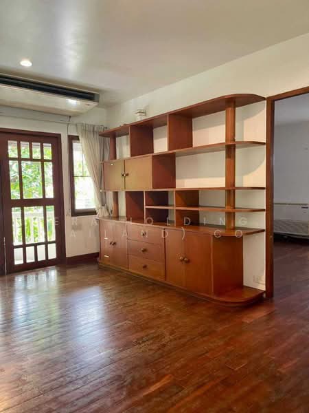 หรือ ขายพร้อมผู้เช่า พร้อมสวนส่วนตัวขนาดใหญ่, Bangkok, Lumphini, Pathum Wan, Bangkok, 2 Bedrooms, 220 sqm, Single Detached House For Sale, by ERA Holding (Thailand) Co., Ltd., 500466582 - DDproperty.com