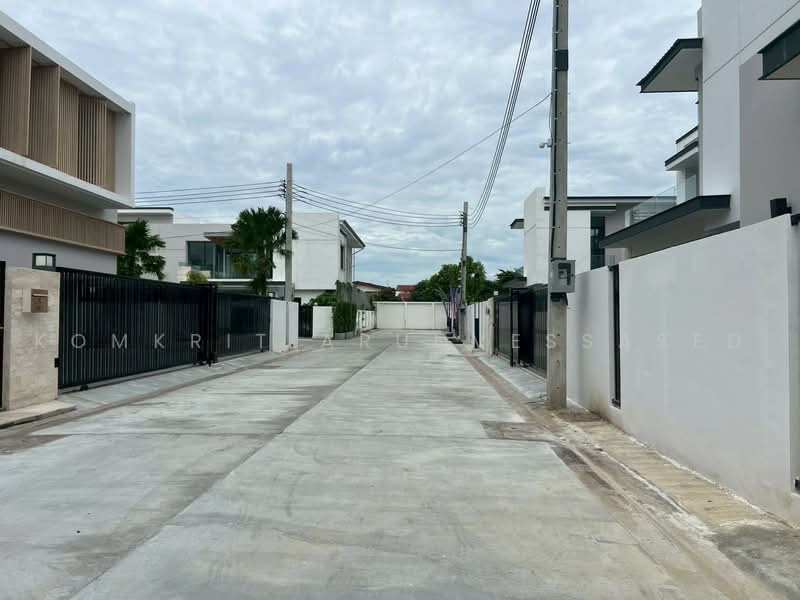 The Master Ekkamai-Ramintra, Bangkok, Soi Ramintra 39, Tha Rang, Bang Khen, Bangkok, 4 Bedrooms, 419 sqm, Single Detached House For Rent, by Komkrit Arunvessased, 500466660 - DDproperty.com