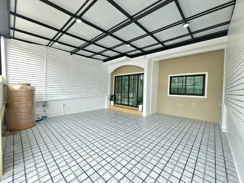 House for sale – Newly renovated townhouse! Sri Prajak 7 Village, Sai Noi (the back of the house ove, Nonthaburi, Bang Bua Thong, Nonthaburi, 4 Bedrooms, 110 sqm, Townhouse For Sale, by Chanisa Weschayasompitak, 500466826 - DDproperty.com