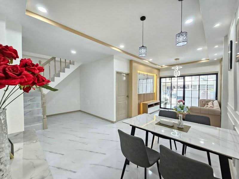 House for sale – Newly renovated townhouse! Sri Prajak 7 Village, Sai Noi (the back of the house ove, Nonthaburi, Bang Bua Thong, Nonthaburi, 4 Bedrooms, 110 sqm, Townhouse For Sale, by Chanisa Weschayasompitak, 500466826 - DDproperty.com