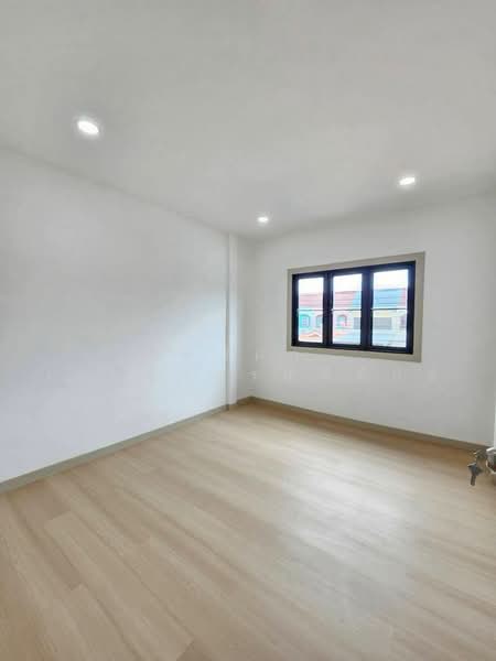 House for sale – Newly renovated townhouse! Sri Prajak 7 Village, Sai Noi (the back of the house ove, Nonthaburi, Bang Bua Thong, Nonthaburi, 4 Bedrooms, 110 sqm, Townhouse For Sale, by Chanisa Weschayasompitak, 500466826 - DDproperty.com