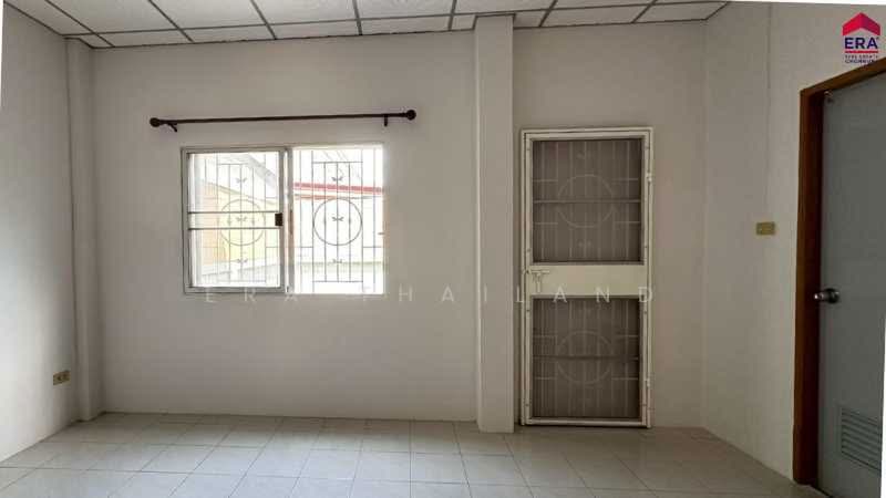 ขายทาวน์เฮ้าส์2ชั้น หมู่บ้านเดอะพลัส ศรีราชา ใกล้ถนนใหญ่ (HL-37715), Chon Buri (Pattaya), Surasak, Si Racha, Chon Buri (Pattaya), 3 Bedrooms, 80 sqm, Townhouse For Sale, by ERA Thailand, 500466944 - DDproperty.com