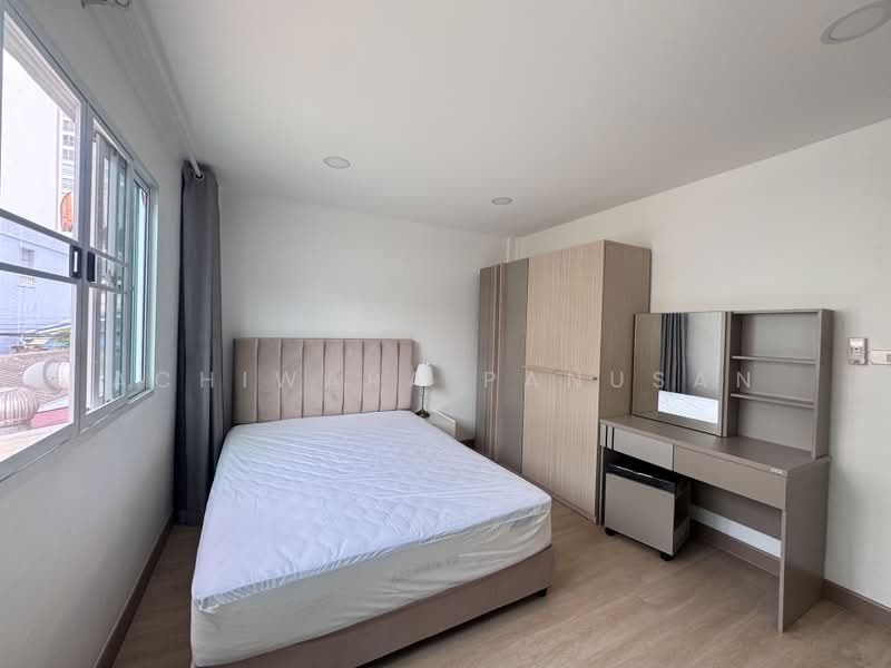 House Huai Khwang For Rent, Bangkok, Huai Khwang, Bangkok, 5 Bedrooms, 300 sqm, Townhouse For Rent, by Achiwara Panusan, 500466988 - DDproperty.com