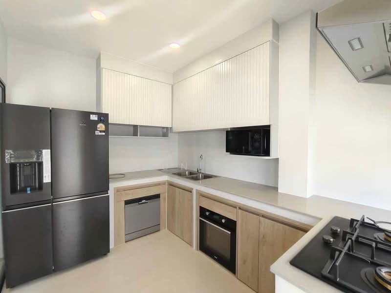 Aerie Srinakarin-Krungthepkreetha, Bangkok, Srinakarin - Romklao Road, Khlong Song Ton Nun, Lat Krabang, Bangkok, 4 Bedrooms, 390 sqm, Single Detached House For Rent, by Khun EVE, 500467164 - DDproperty.com