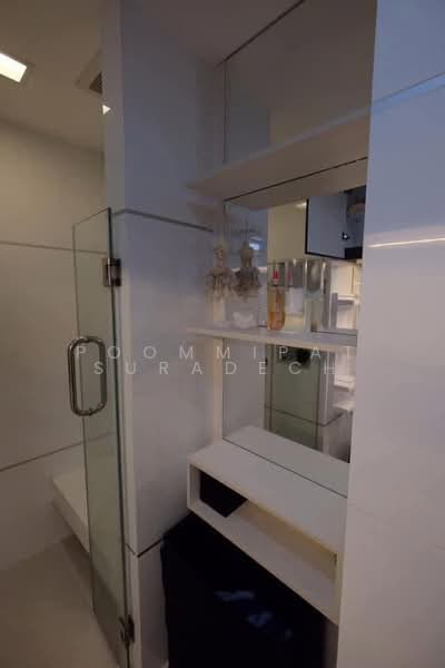 Thru Thonglor, Bangkok, Petchaburi Road, Bang Kapi, Huai Khwang, Bangkok, 1 Bedroom, 35 sqm, Condo For Rent, by Poommipat Suradech, 500468426 - DDproperty.com