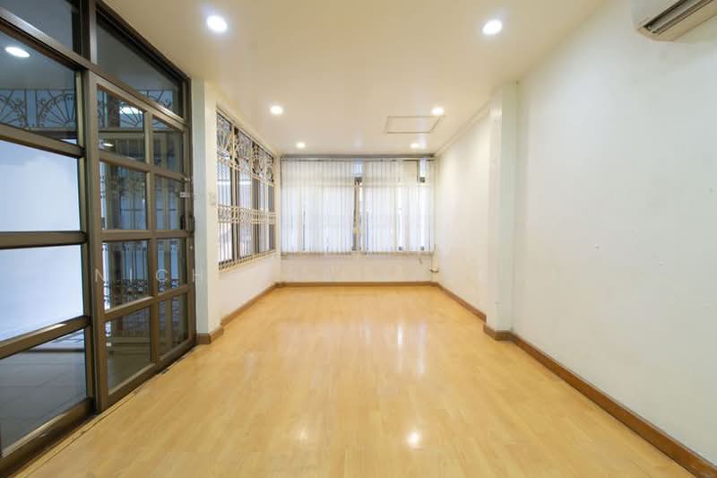 4-BR Townhouse, Bangkok, Thung Maha Mek, Sathon, Bangkok, 4 Bedrooms, 250 sqm, Townhouse For Sale, by Nicha Na Lampang, 500468860 - DDproperty.com