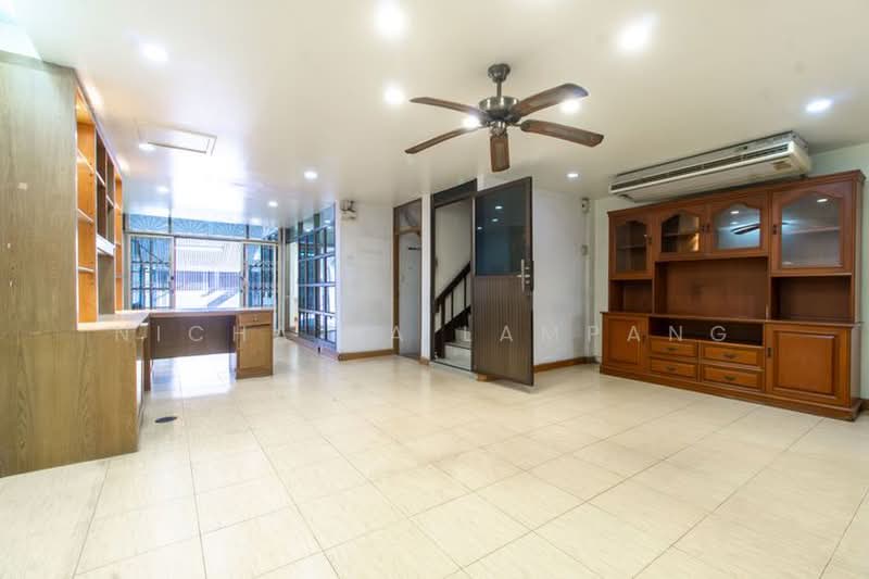 4-BR Townhouse, Bangkok, Thung Maha Mek, Sathon, Bangkok, 4 Bedrooms, 250 sqm, Townhouse For Sale, by Nicha Na Lampang, 500468860 - DDproperty.com