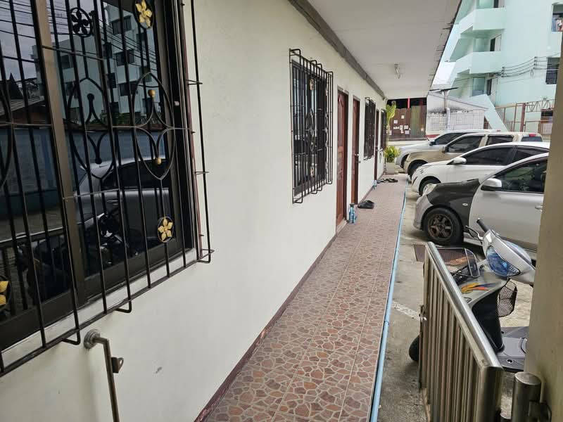 ขายอพาร์ทเม้นท์ 3 ชั้น 27 ห้องนอน ผู้เช่าเต็ม รายได้ 99,000 บาท/เดือน ใกล้สถานีรถไฟฟ้าบางปะแก้ว, Bangkok, Bangpakok, Rat Burana, Bangkok, , 1,100 sqm, Business For Sale, by คุณอัง, 500469026 - DDproperty.com