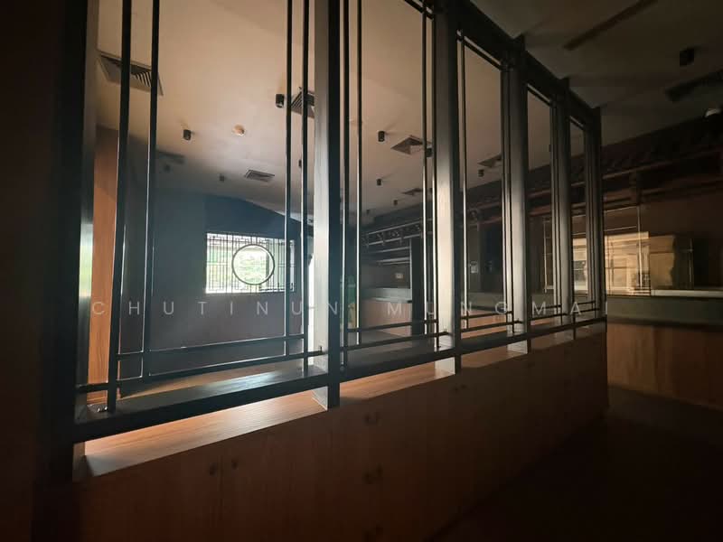 For Rent: Glass window unit with high ceiling in Thonglor, กรุงเทพ, คลองตันเหนือ, วัฒนา, กรุงเทพ, 178 ตร.ม., พื้นที่ขายของ ให้เช่า, โดย Chutinun Mungmai, 500469690 - DDproperty.com