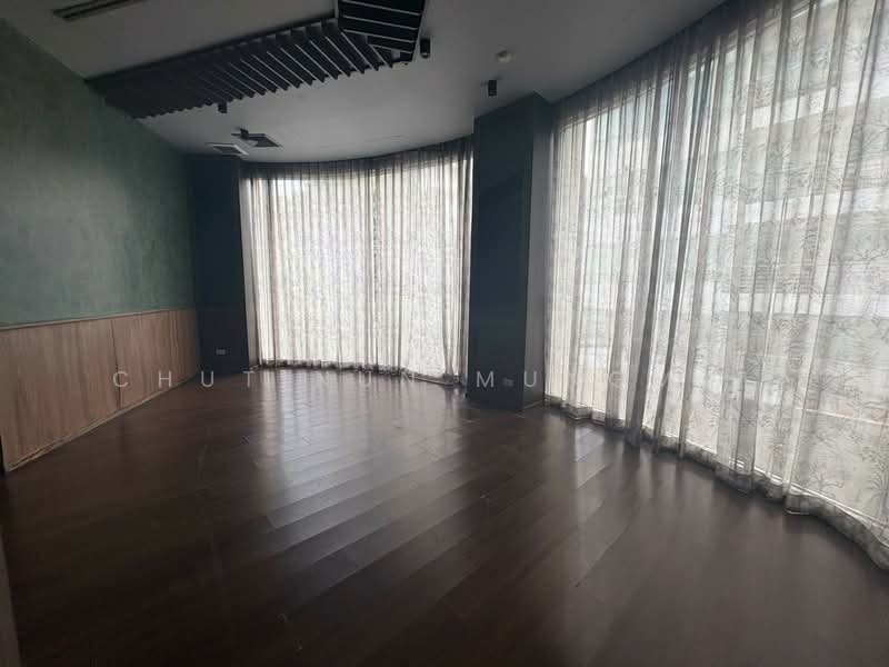 For Rent: Glass window unit with high ceiling in Thonglor, Bangkok, Khlong Tan Nua, Watthana, Bangkok, , 178 sqm, Retail Space For Rent, by Chutinun Mungmai, 500469690 - DDproperty.com
