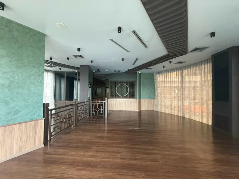 For Rent: Glass window unit with high ceiling in Thonglor, กรุงเทพ, คลองตันเหนือ, วัฒนา, กรุงเทพ, 178 ตร.ม., พื้นที่ขายของ ให้เช่า, โดย Chutinun Mungmai, 500469690 - DDproperty.com