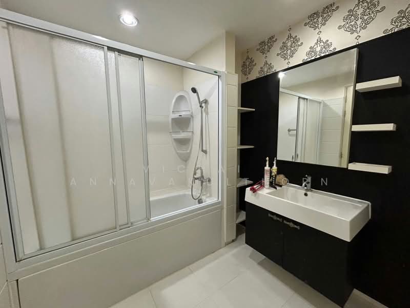 Q House Condo Sathorn, Bangkok, Thonburi Road, Khlong Ton Sai, Khlong San, Bangkok, 2 Bedrooms, 65 sqm, Condo For Rent, by Vichai Annavakulthorn, 500469844 - DDproperty.com
