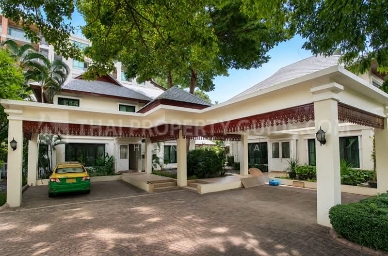 House with Private Pool / Sathorn, Bangkok, Chong Nonsi, Yan Nawa, Bangkok, 4 Bedrooms, 350 sqm, Single Detached House For Rent, by Khun Nita, 500469910 - DDproperty.com