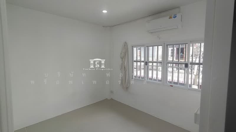 46122 – ราคาจับต้องง่าย เข้าซอยเพียง 60 เมตร! ขายอาคารพาณิชย์ 3 ชั้น ซอยสุขุมวิท 77 (อ่อนนุช 76/1) เ, กรุงเทพ, สุขุมวิท 77, ประเวศ, ประเวศ, กรุงเทพ, 180 ตร.ม., ตึกแถว-อาคารพาณิชย์ ขาย, โดย บริษัท ฟอร์เบสท์ พร็อพเพอร์ตี้ส์ จำกัด, 500470440 - DDproperty.com