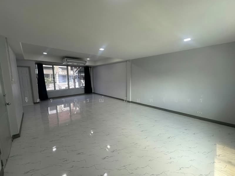 หมู่บ้านสินธานีรัชดา ลาดพร้าว80, กรุงเทพ, ลาดพร้าว, วังทองหลาง, กรุงเทพ, 320 ตร.ม., ทาวน์เฮ้าส์ ให้เช่า, โดย จิตราภรณ์ พิมพ์จันทร์, 500470452 - DDproperty.com
