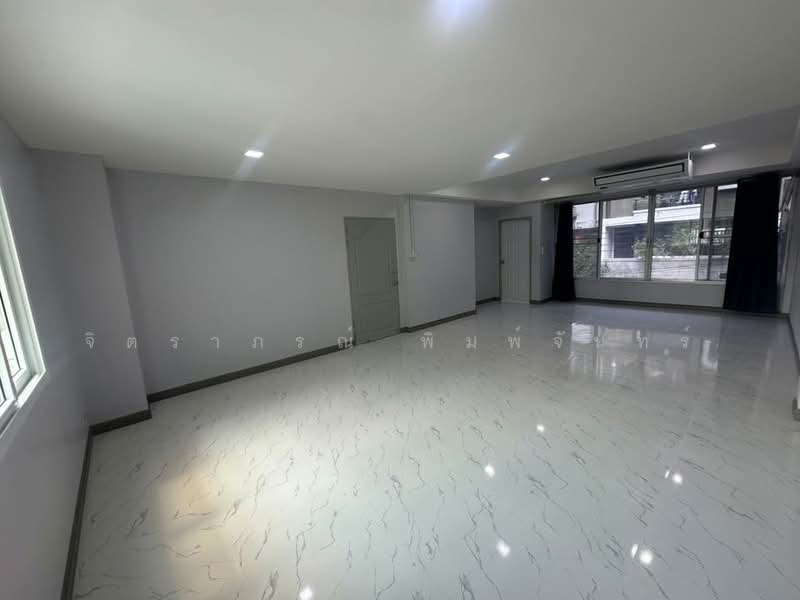 หมู่บ้านสินธานีรัชดา ลาดพร้าว80, กรุงเทพ, ลาดพร้าว, วังทองหลาง, กรุงเทพ, 320 ตร.ม., ทาวน์เฮ้าส์ ให้เช่า, โดย จิตราภรณ์ พิมพ์จันทร์, 500470452 - DDproperty.com