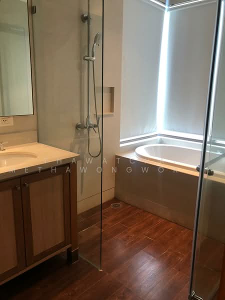 The Emporio Place, Bangkok, 93 Soi Sukhumvit 24, Sukhumvit Road, Khong Tan, Khlong Toei, Bangkok, 2 Bedrooms, 95 sqm, Condo For Rent, by Thawatchai Methawongworakul, 500470535 - DDproperty.com