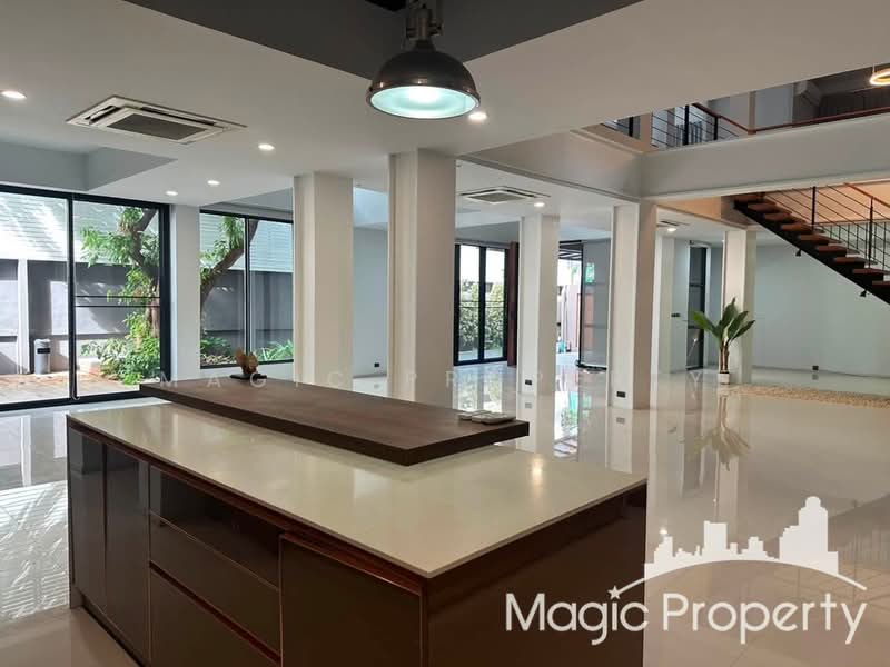 Exclusive modern luxury pool villa in Sukhumvit 71, Bangkok, Khlong Tan Nua, Watthana, Bangkok, 5 Bedrooms, 700 sqm, Single Detached House For Sale, by Magic Property, 500470840 - DDproperty.com