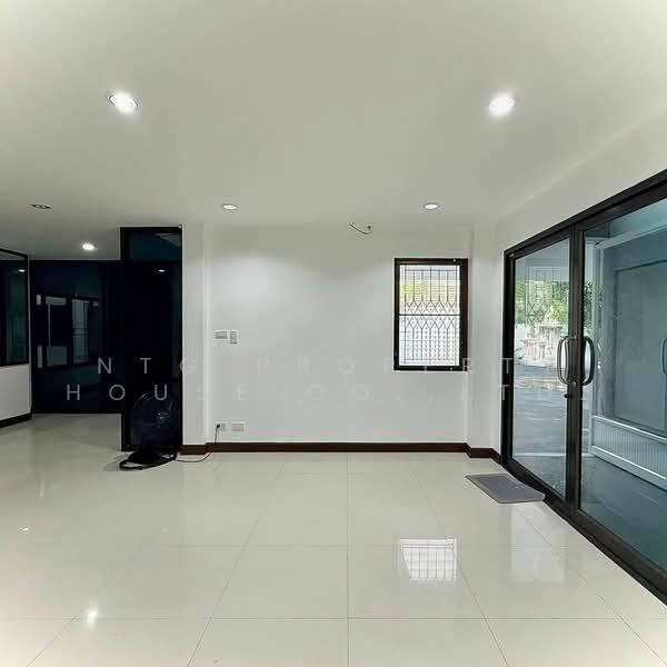 NG527 ขาย หรือ ให้เช่า บ้านเดี่ยวหลังใหญ่ เหมาะทำ Home Office คลินิก สตูดิโอ โชว์รูม นวมินทร์ 81, กรุงเทพ, นวมินทร์, บึงกุ่ม, กรุงเทพ, 300 ตร.ม., บ้านเดี่ยว ให้เช่า, โดย NTG Property House Co.,Ltd., 500471259 - DDproperty.com