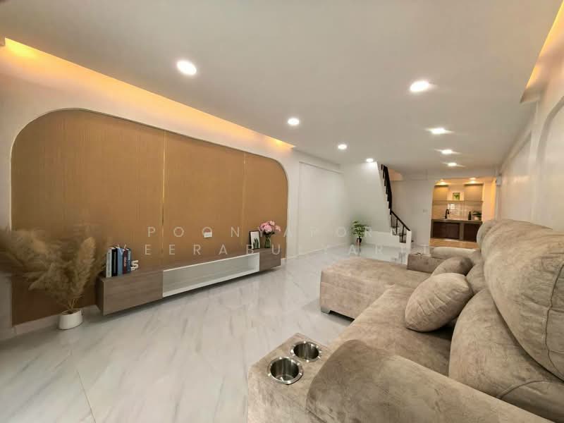 ขายทาวน์เฮ้าส์ : ซอยประชาราษฎร์บำเพ็ญ 9, Bangkok, Huai Khwang, Bangkok, 2 Bedrooms, 112 sqm, Townhouse For Sale, by Poonyaporn Veerabulyarit, 500471395 - DDproperty.com