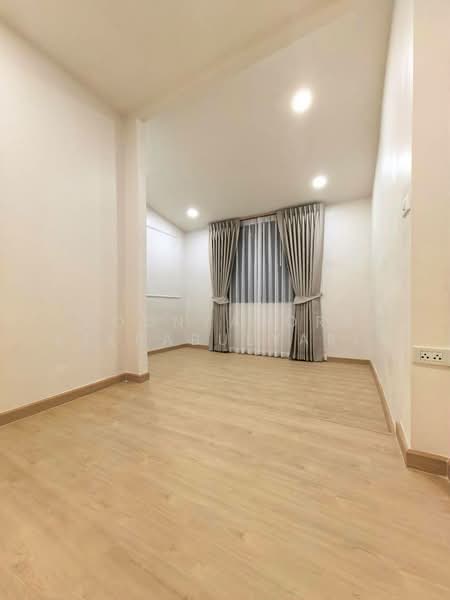 ขายทาวน์เฮ้าส์ : ซอยประชาราษฎร์บำเพ็ญ 9, Bangkok, Huai Khwang, Bangkok, 2 Bedrooms, 112 sqm, Townhouse For Sale, by Poonyaporn Veerabulyarit, 500471395 - DDproperty.com