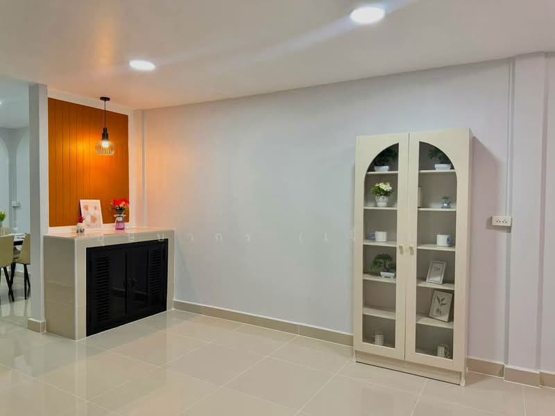 บ้านหลังริม รีโนเวทใหม่ หมู่บ้านธนพัฒนา ซอยนนทบุรี 8 ใกล้สะพานมหาเจษฎาฯ ใกล้โรงพยาบาลพระนั่งเกล้า, นนทบุรี, ราชพฤกษ์ - นนทบุรี 1, บางกระสอ, เมืองนนทบุรี, นนทบุรี, 120 ตร.ม., ทาวน์เฮ้าส์ ขาย, โดย บุษบากร (เจี๊ยบ), 500471446 - DDproperty.com