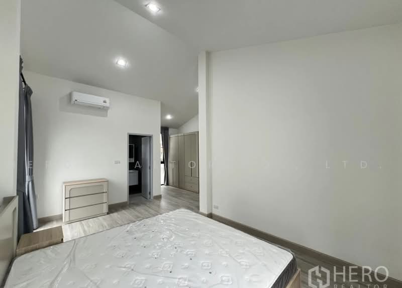 For Rent 4 Bedroom Detached House in Sammakorn Village Ramkhamhaeng, Saphan Sung Bangkok HRE01190, Bangkok, Saphan Sung, Bangkok, 4 Bedrooms, 250 sqm, Single Detached House For Rent, by Hero Realtor Co., Ltd., 500471715 - DDproperty.com