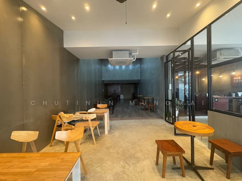Space for Rent in Silom High Foot Traffic Ideal for Cafe, Restaurant, Retail Shop, Bangkok, Silom, Bang Rak, Bangkok, , 60 sqm, Retail Space For Rent, by Chutinun Mungmai, 500471859 - DDproperty.com