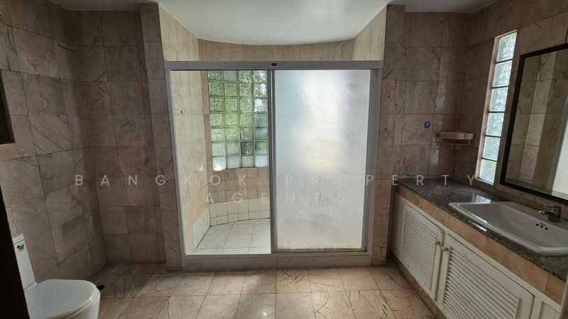 House near Phanphirom park, Bangkok, Bang Kapi, Huai Khwang, Bangkok, 4 Bedrooms, 400 sqm, Single Detached House For Rent, by BANGKOK PROPERTY AGENTS, 500471926 - DDproperty.com