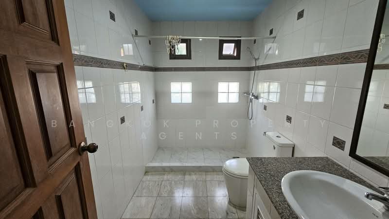 House near Phanphirom park, Bangkok, Bang Kapi, Huai Khwang, Bangkok, 4 Bedrooms, 400 sqm, Single Detached House For Rent, by BANGKOK PROPERTY AGENTS, 500471926 - DDproperty.com