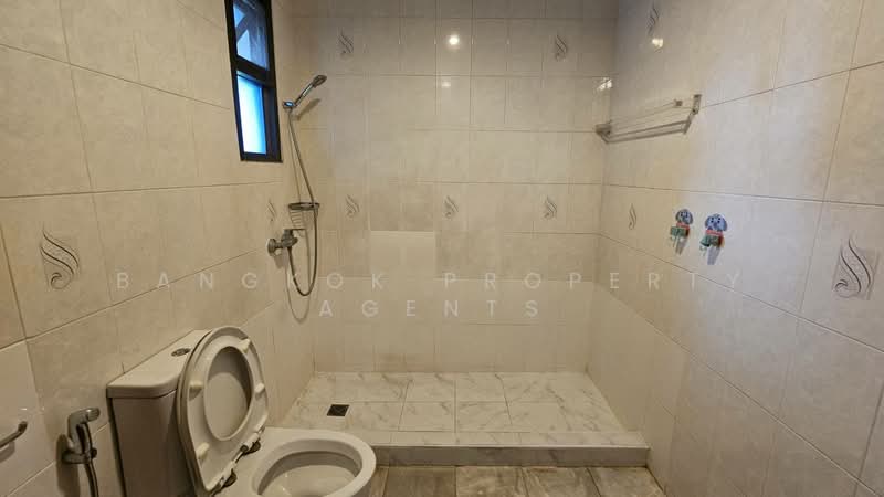 House near Phanphirom park, Bangkok, Bang Kapi, Huai Khwang, Bangkok, 4 Bedrooms, 400 sqm, Single Detached House For Rent, by BANGKOK PROPERTY AGENTS, 500471926 - DDproperty.com