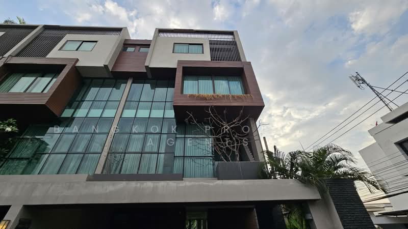 Townhouse in Ekkamai with private pool, กรุงเทพ, คลองตันเหนือ, วัฒนา, กรุงเทพ, 450 ตร.ม., ทาวน์เฮ้าส์ ให้เช่า, โดย BANGKOK PROPERTY AGENTS, 500472320 - DDproperty.com