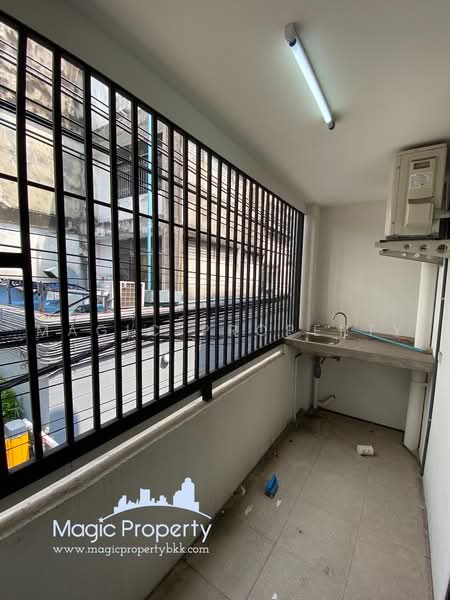 2 Storey Townhouse at Sukhumvit 16, Bangkok, Khlong Toei, Bangkok, 2 Bedrooms, 140 sqm, Townhouse For Rent, by Magic Property, 500472527 - DDproperty.com