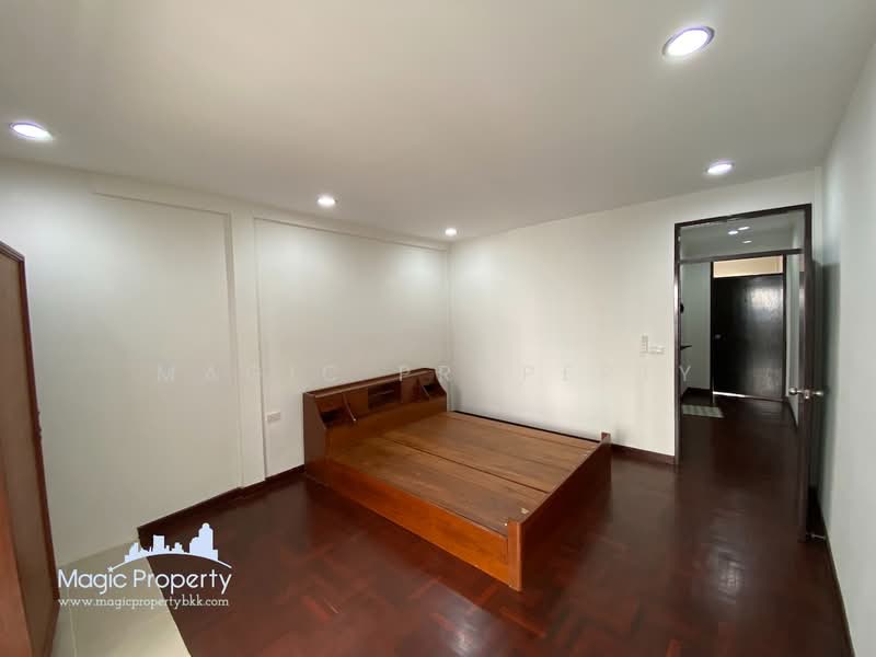 2 Storey Townhouse at Sukhumvit 16, Bangkok, Khlong Toei, Bangkok, 2 Bedrooms, 140 sqm, Townhouse For Rent, by Magic Property, 500472527 - DDproperty.com