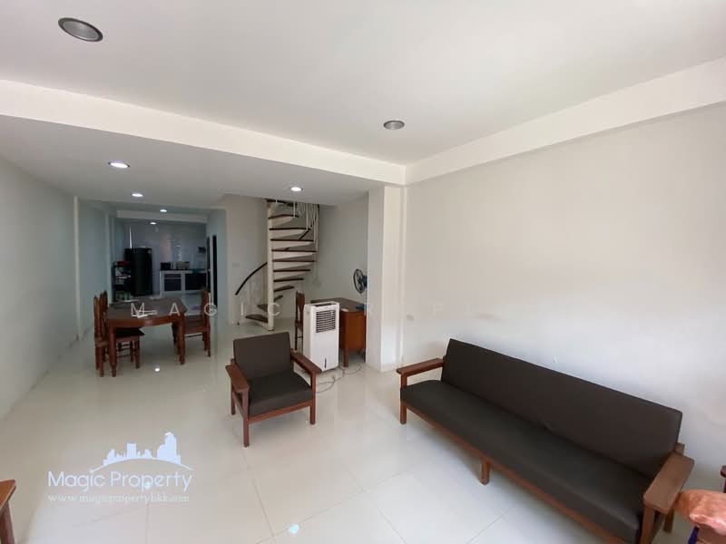 2 Storey Townhouse at Sukhumvit 16, Bangkok, Khlong Toei, Bangkok, 2 Bedrooms, 140 sqm, Townhouse For Rent, by Magic Property, 500472527 - DDproperty.com