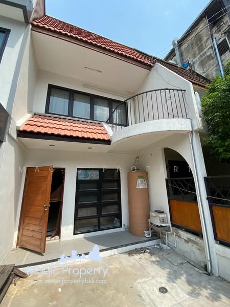 2 Storey Townhouse at Sukhumvit 16, Bangkok, Khlong Toei, Bangkok, 2 Bedrooms, 140 sqm, Townhouse For Rent, by Magic Property, 500472527 - DDproperty.com